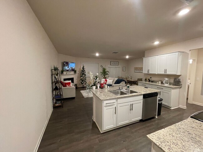 Building Photo - Immaculate 3br 2ba 2497 sq feet close to e...