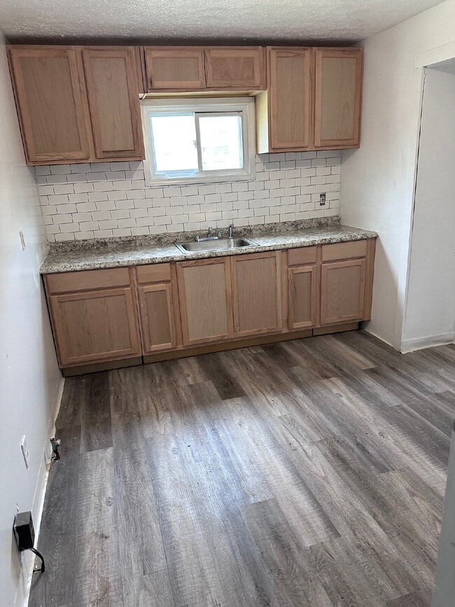 Building Photo - 2 bedroom Home