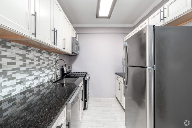 1BR, 1BA - 800SF - Kitchen - Commodore Apartments