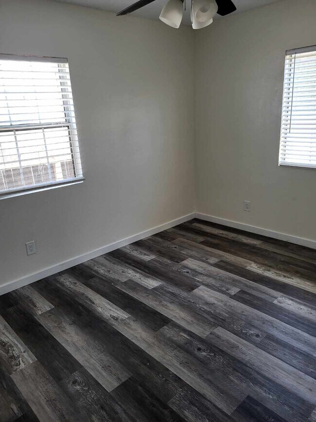 Foto del edificio - 1098 E 16th St