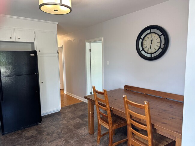 Photo du bâtiment - Fantastic 3-Bedroom Main Floor Apartment for Rent in Peterborough