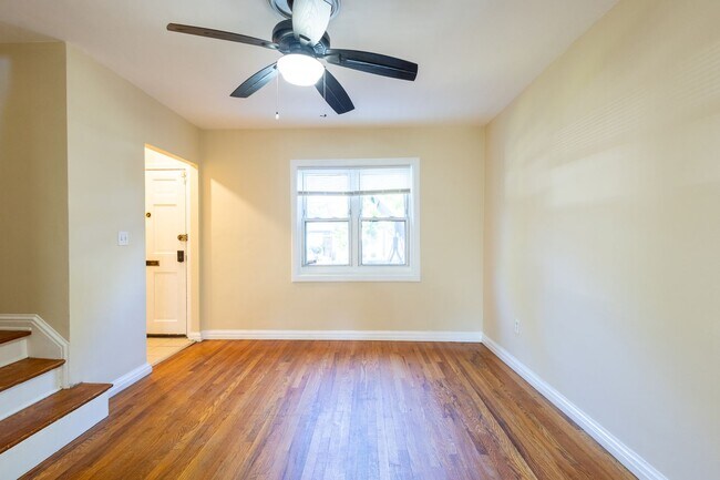 Building Photo - Lovely 2 BR/2 BA Townhome in River Terrace!