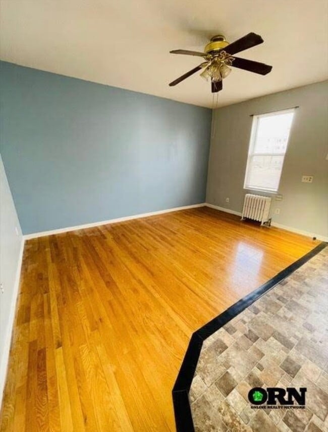 Foto del edificio - 59-83-83 Fresh Pond Rd