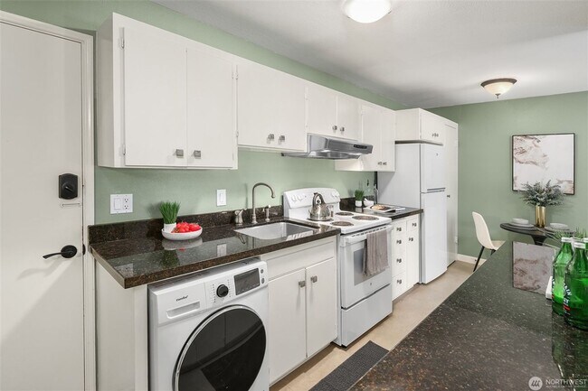 Foto del edificio - Top-Floor Downtown Bellevue Condo with Sunset Views