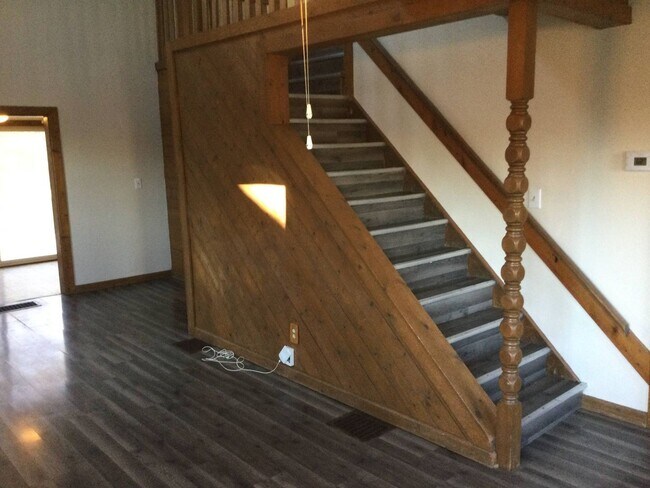 Foto del edificio - Charming 3-Bedroom Home with Back Deck & Central Air