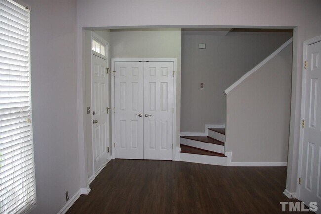 Building Photo - 217 Walnut Woods Dr