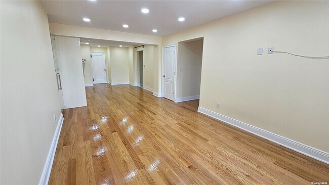 Foto del edificio - 105-38 64th Rd