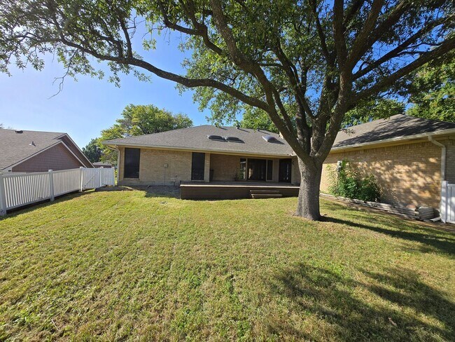 Building Photo - Stunning 4-bd 2.5 bath