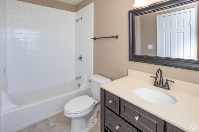 3 habitaciones, 2 baños - 1,660 pies cuadrados - Baño principal - 536 W Greenwood Ave