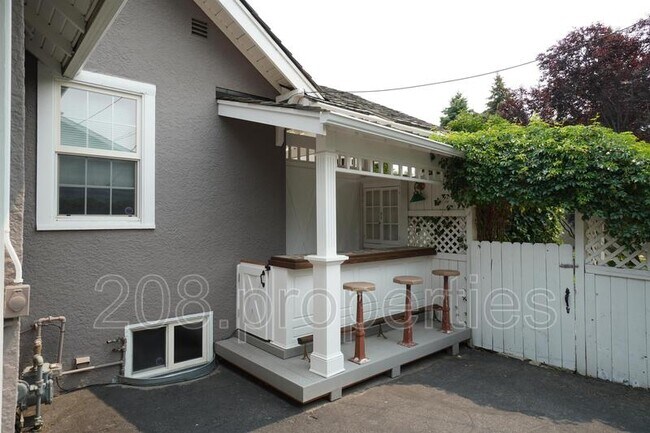 Building Photo - 2721 W Cassia St