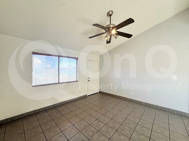 Foto del edificio - 2233 W Farmdale Ave