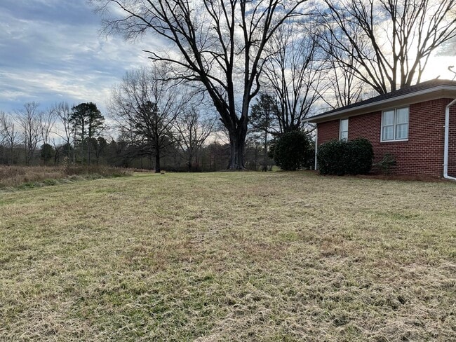 Building Photo - Executive 3/3 House in Coosa on Acreage $1...