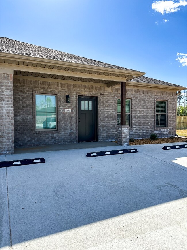 Building Photo - 1720 Rosemary Dr