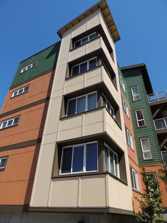 Building Photo - Broadway Vantage Apartments