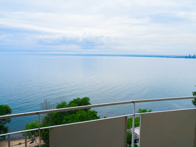 Vue directe sur le lac à un million de dollars - Lakeshore Towers