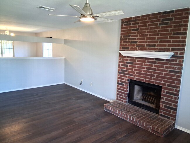 Foto del edificio - 4914 Parkwood Dr