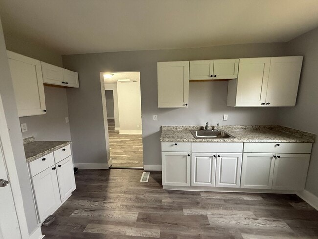 Building Photo - 4bd Single Section 8