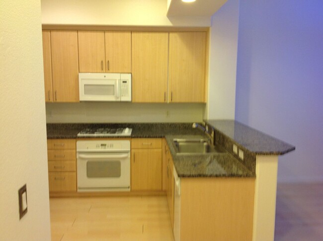 Foto del edificio - Great 2 Bed 2 Bath Condo in Guard Gated Co...