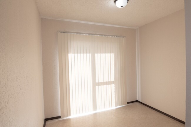 Building Photo - 2 Bedroom 1 Bath