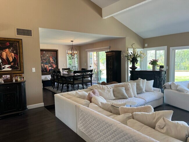 Building Photo - 10081 Highcliff Dr