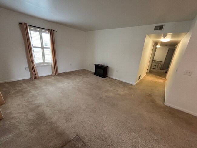 Building Photo - Beautiful 3 Bedroom 2 Bathroom in Stowe To...
