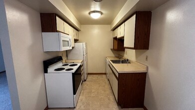 Building Photo - 916 Kings Rd