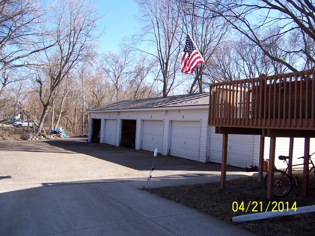 Garages in Rear - 307 S 4th St