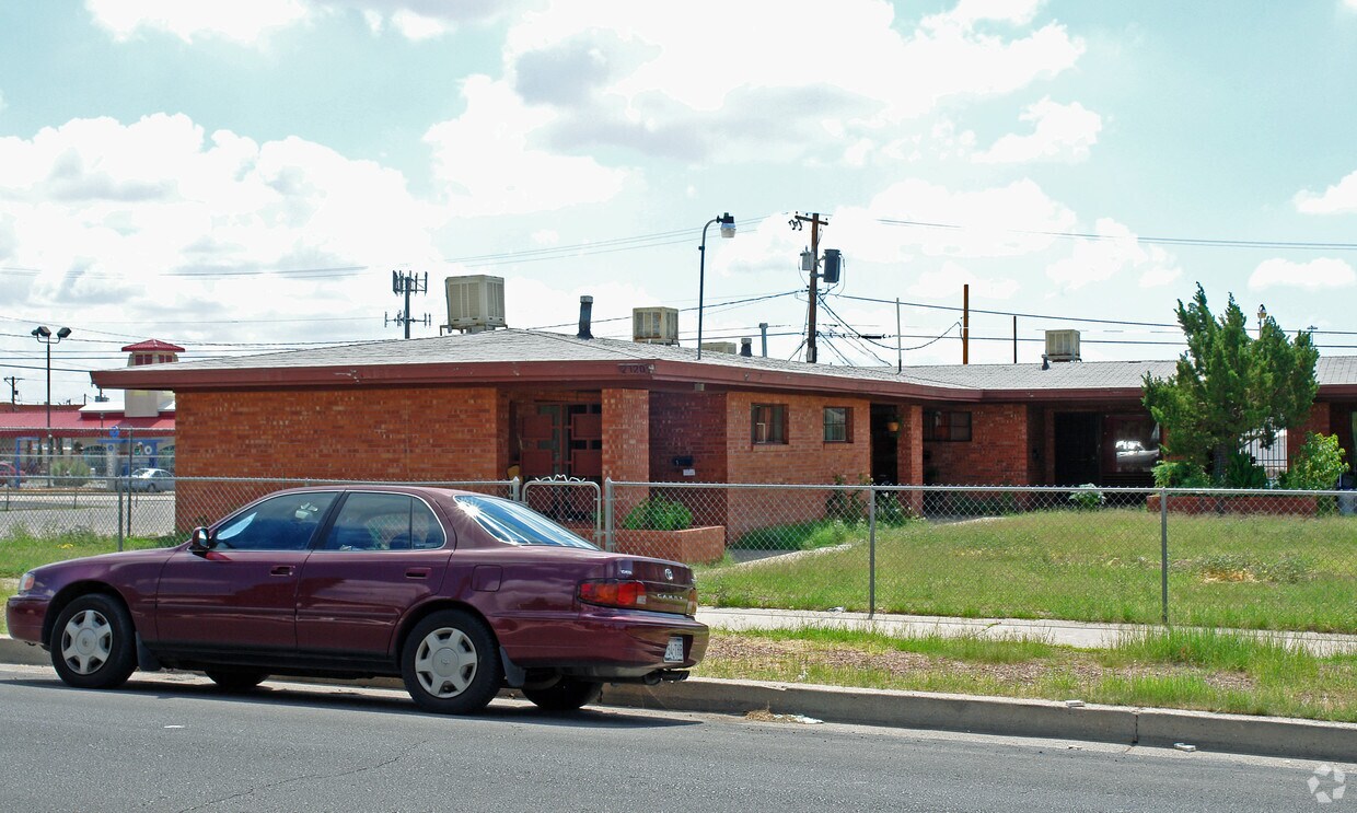 Building Photo - 2720 Pershing Dr