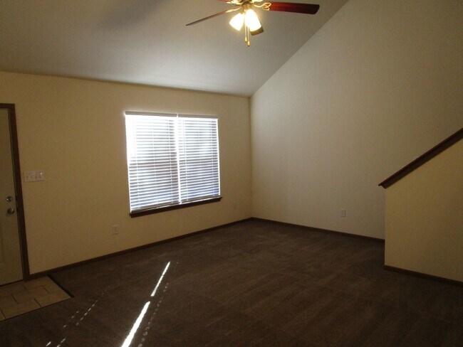 Foto del edificio - 707-707 Glenstone Dr