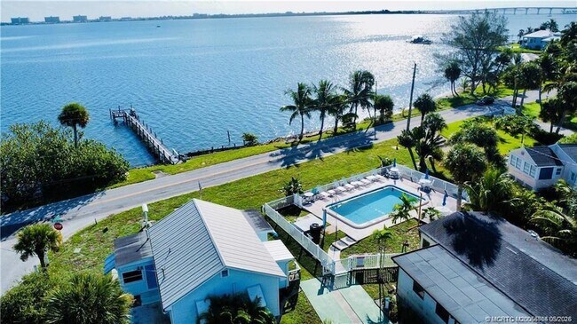 Foto del edificio - 4800 NE Blue Heron Ln