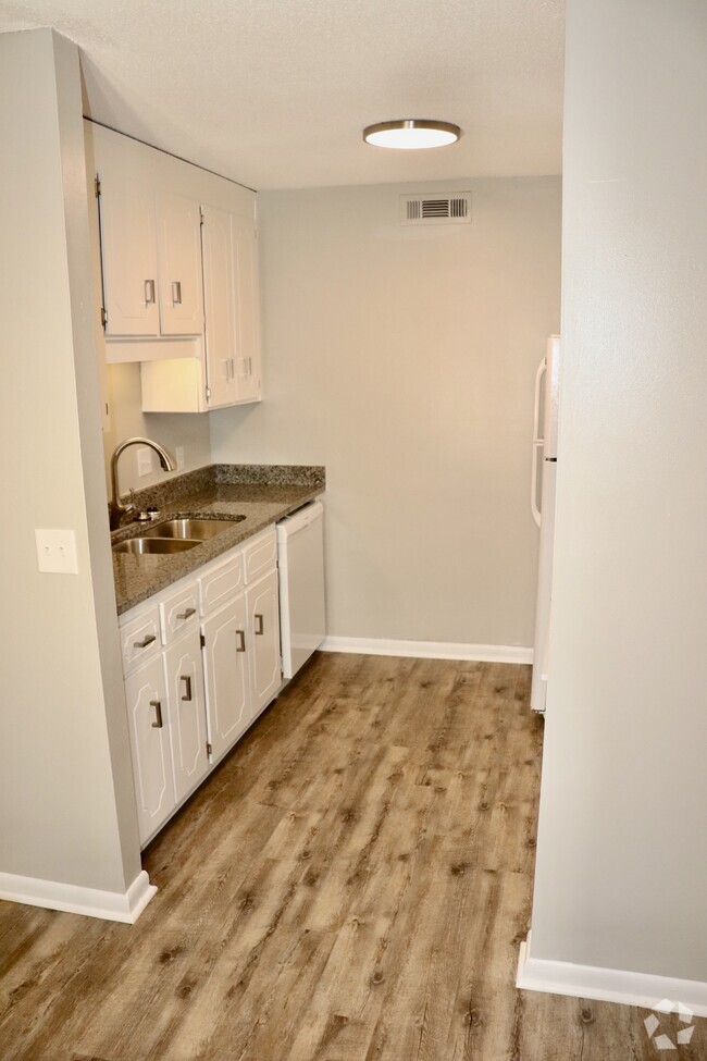Building Photo - 300 Apache Dr