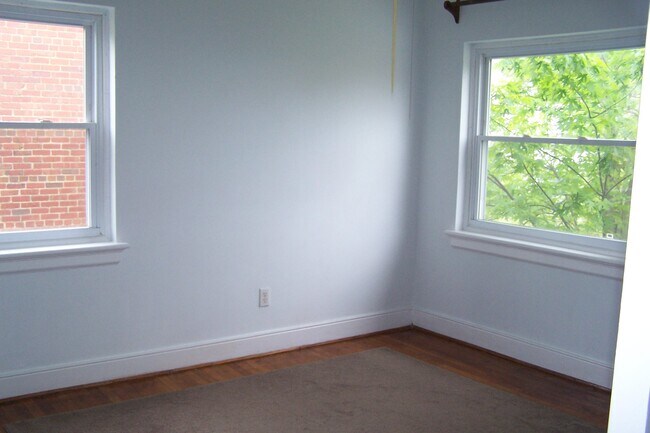 Building Photo - 3403 Cutshaw Ave