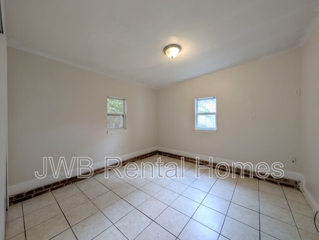 Building Photo - 1379 Ingleside Ave