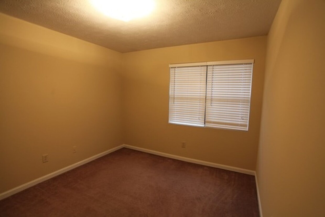 Building Photo - Cedar Chase Duplex Available August!