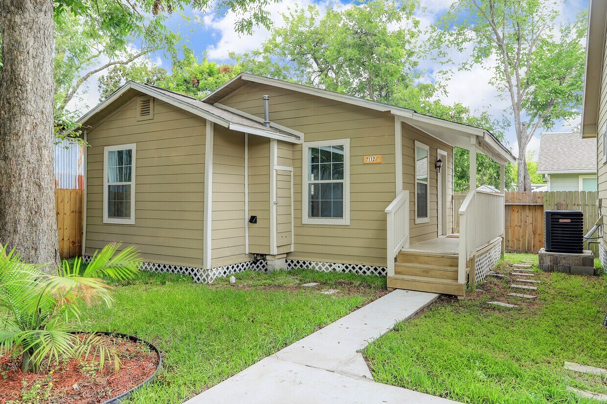 Foto principal - 7112 1/2 Avenue L