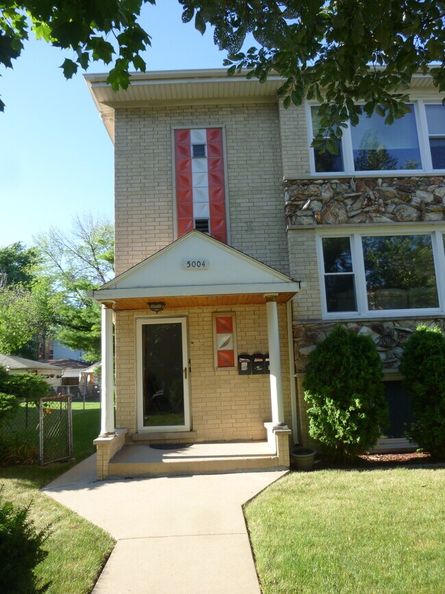 Front entrance - 5004 W Montrose Ave