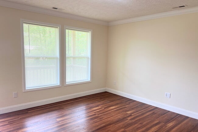 Building Photo - 1585 Country Club Dr
