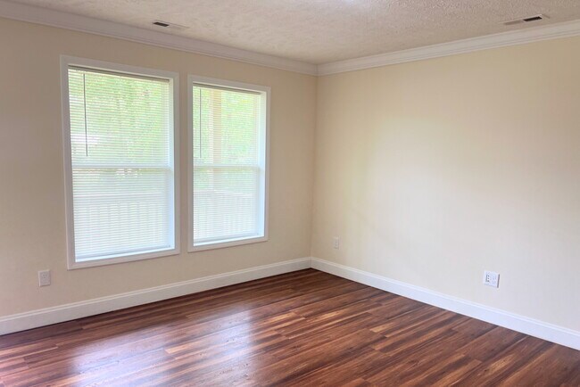 Foto del edificio - 1585 Country Club Dr