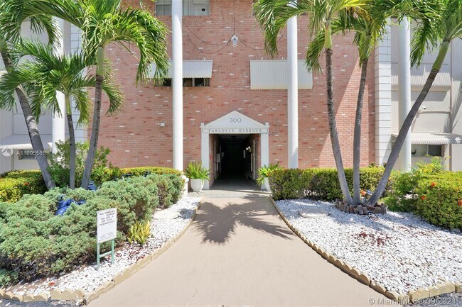 Foto del edificio - 300 Golden Isles Dr