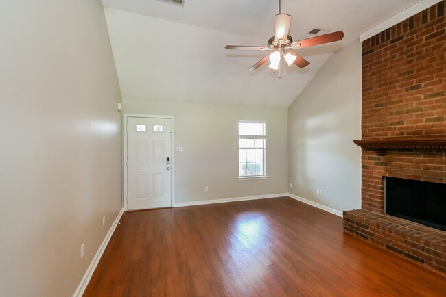Foto del edificio - 1230 Tyler Pl