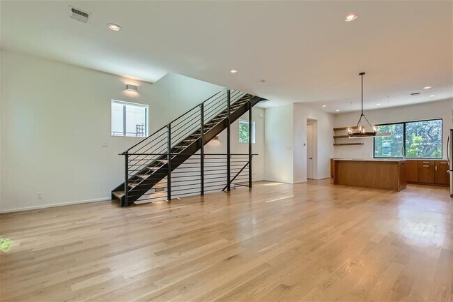 Building Photo - 707 Cardinal Ln