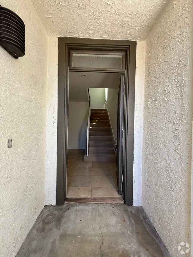 Building Photo - 1700 Palisades Dr