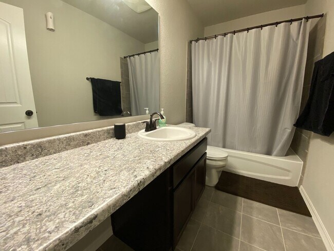 Foto del edificio - Immaculate 4 Bed 3 Bath Home Near Fort Car...
