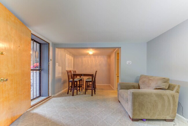 Building Photo - Lovely English Basement in the Ideal Locat...
