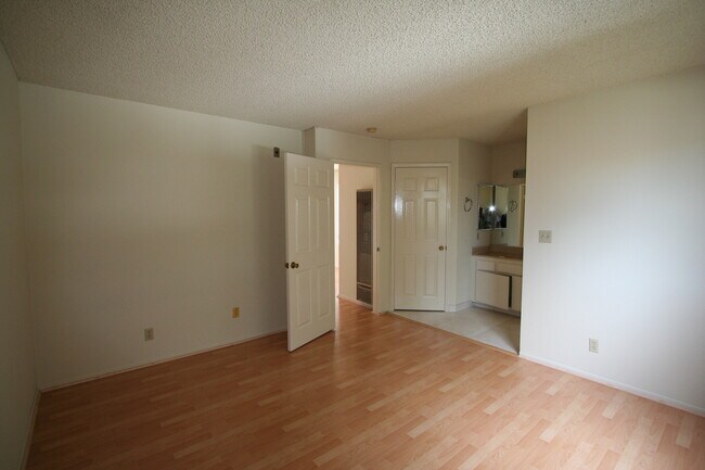 Foto del edificio - 1024 Bennett Ave