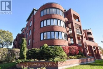 Building Photo - 959 N River Rd