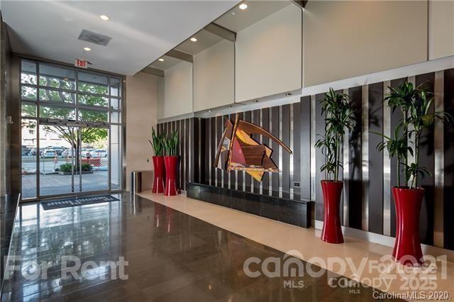 Foto del edificio - 333 E Trade St