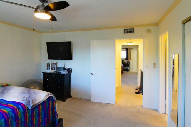Building Photo - 18425 Saticoy St