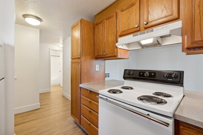 Cocina de 699 pies cuadrados en la planta baja - Sawyer Pointe Apartments