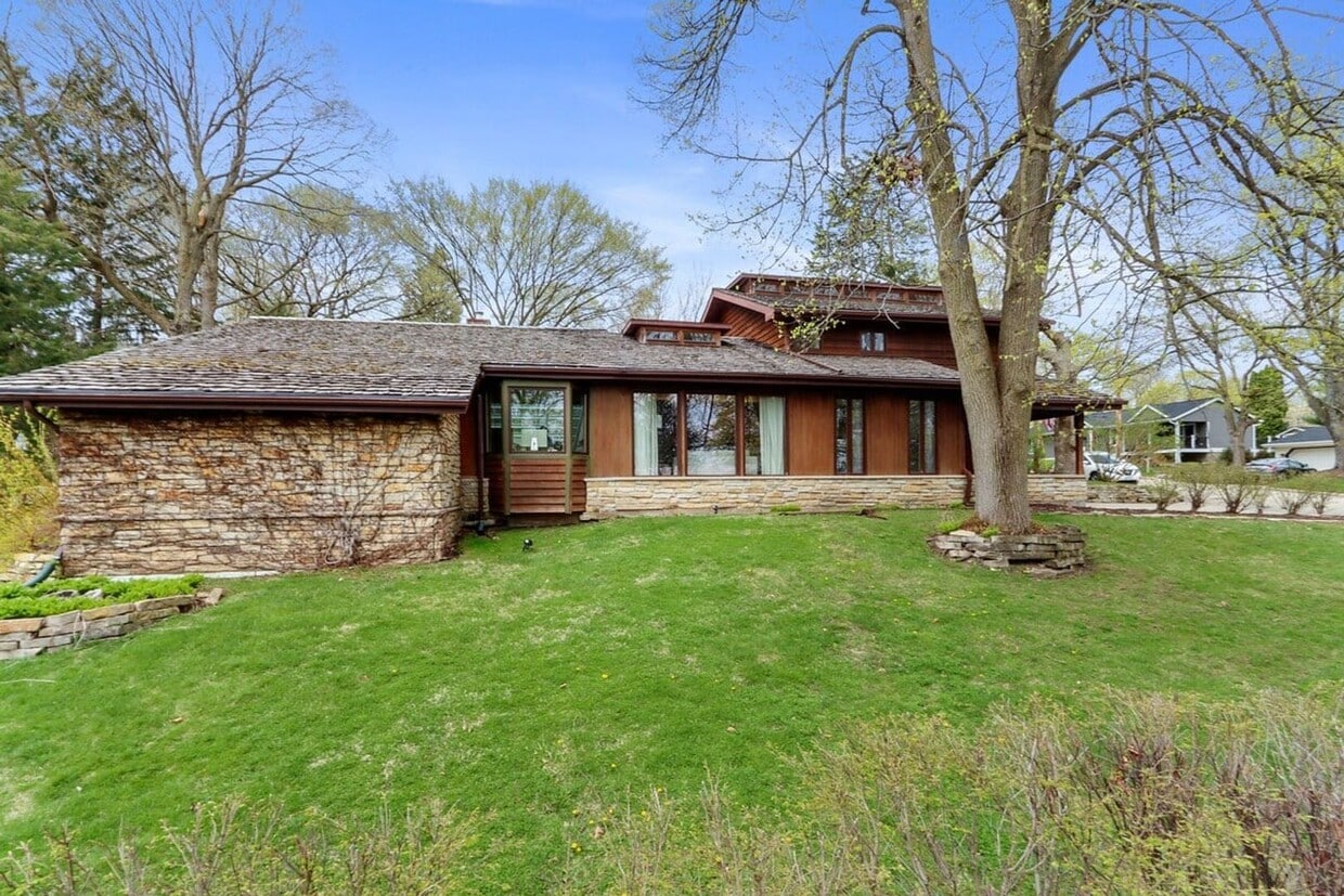 Building Photo - Lake Geneva Lakeview Home Near Downtown & ...